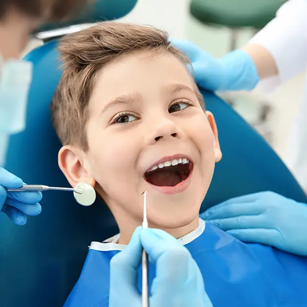Kind bei Zahnbehandlung