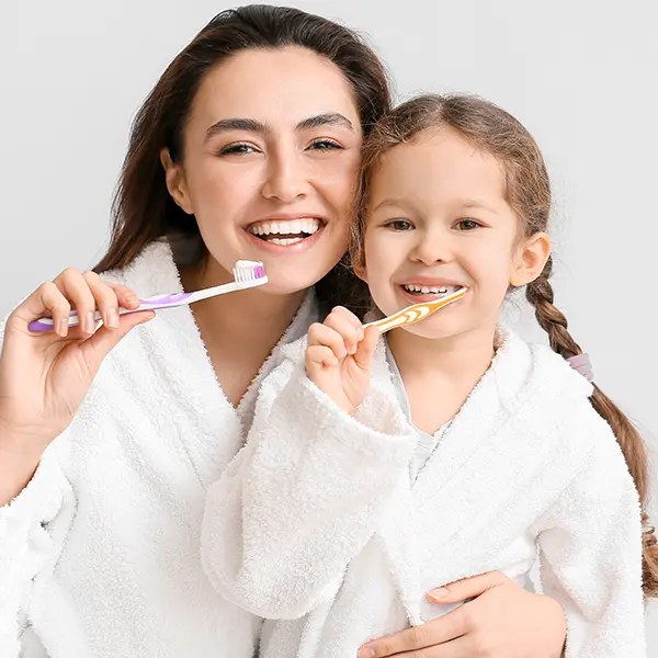 Mutter und Kind beim Zähneputzen
